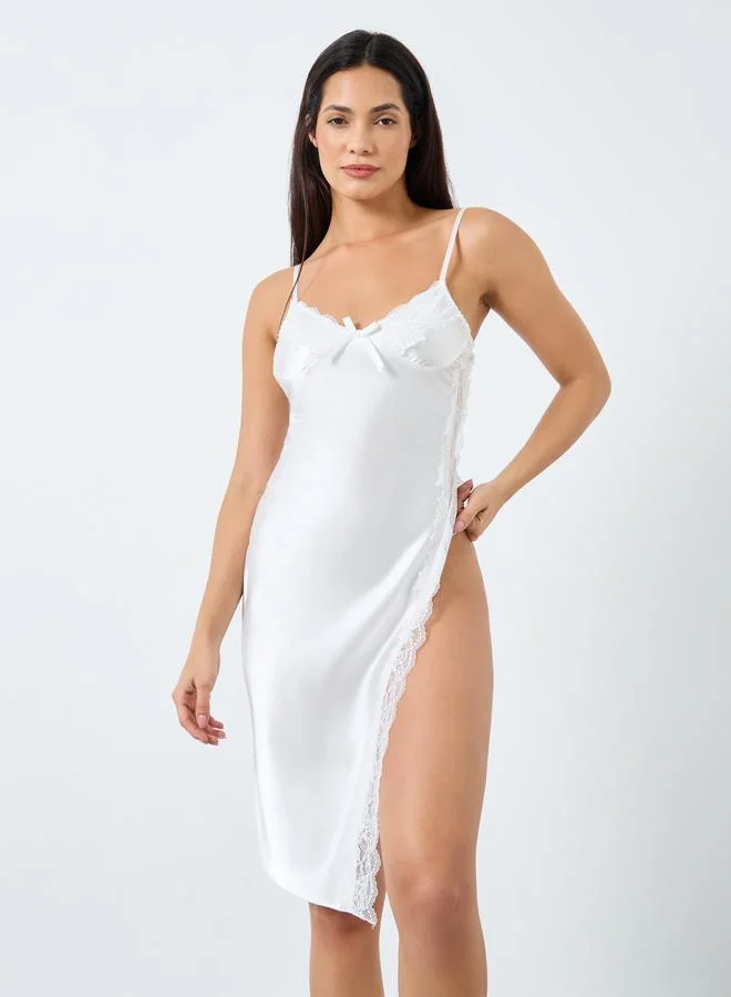 تايك تو طقم قميص نوم بفتحة جانبية مع روب وحواف دانتيل