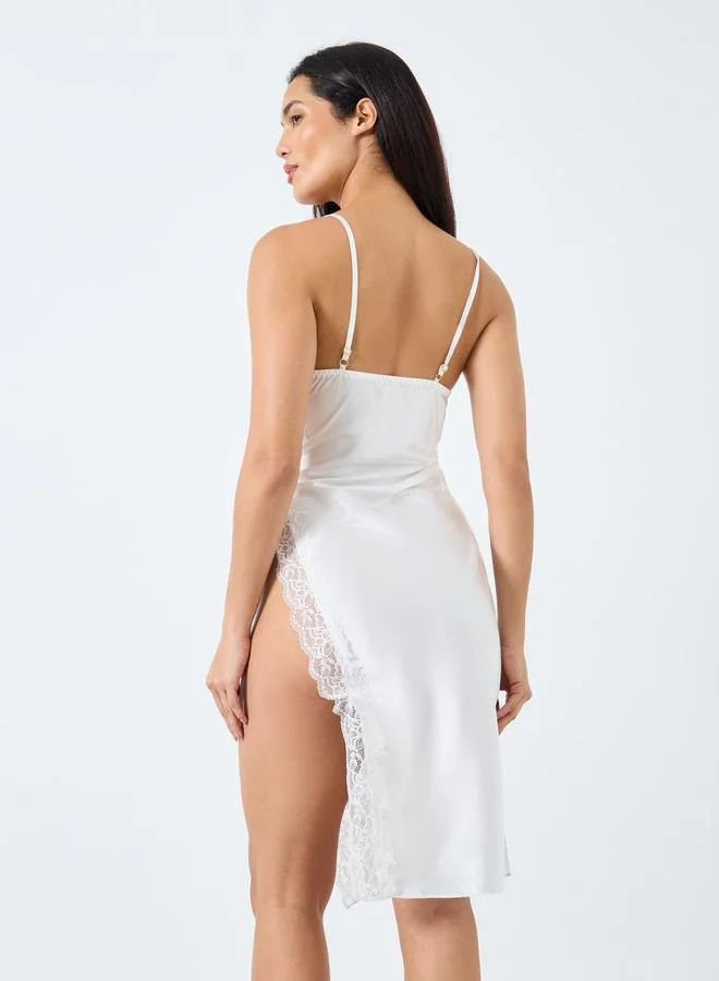 تايك تو طقم قميص نوم بفتحة جانبية مع روب وحواف دانتيل