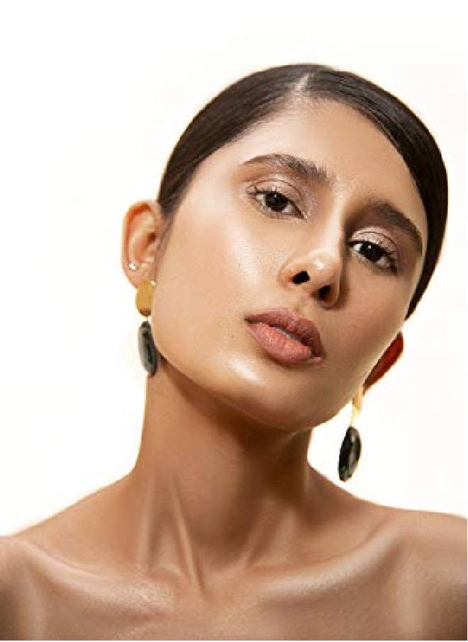 SUGAR Cosmetics مرطب ومضيء من Bling Leader 01 Gold Diggin' (هايلايتر ذهبي دافئ بلمسة نهائية لؤلؤية) مرطب خفيف الوزن ومضيء يحمي من التلوث  - Image 5