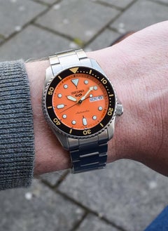 Seiko سوار سيكو 5 سبورتس SKX 38 ملم برتقالي من الستانلس ستيل SRPK35K1  - Image 2