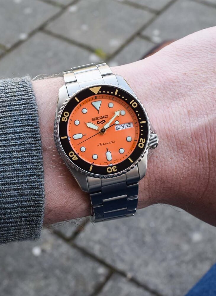 Seiko سوار سيكو 5 سبورتس SKX 38 ملم برتقالي من الستانلس ستيل SRPK35K1  - Image 2