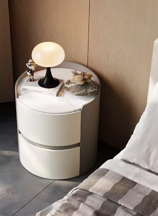 سي آند سي هوم طاولة جانبية دائرية حديثة مع سطح من الرخام ودرجين للتخزين - طاولة جانبية معاصرة بجانب السرير بتصميم بسيط، ولمسة نهائية من الجلد الصناعي، وأدراج ناعمة الإغلاق - طاولة مميزة أنيقة لغرفة النوم أو غرفة المعيشة أو المكتب 45 × 45 × 50 سم. - Image 3