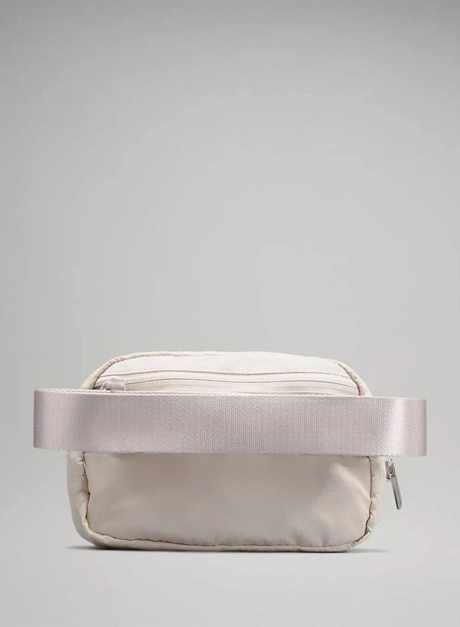 Lululemon حقيبة حزام لولوليمون أثلتيكا في كل مكان 1 لتر (أبيض) - Image 2