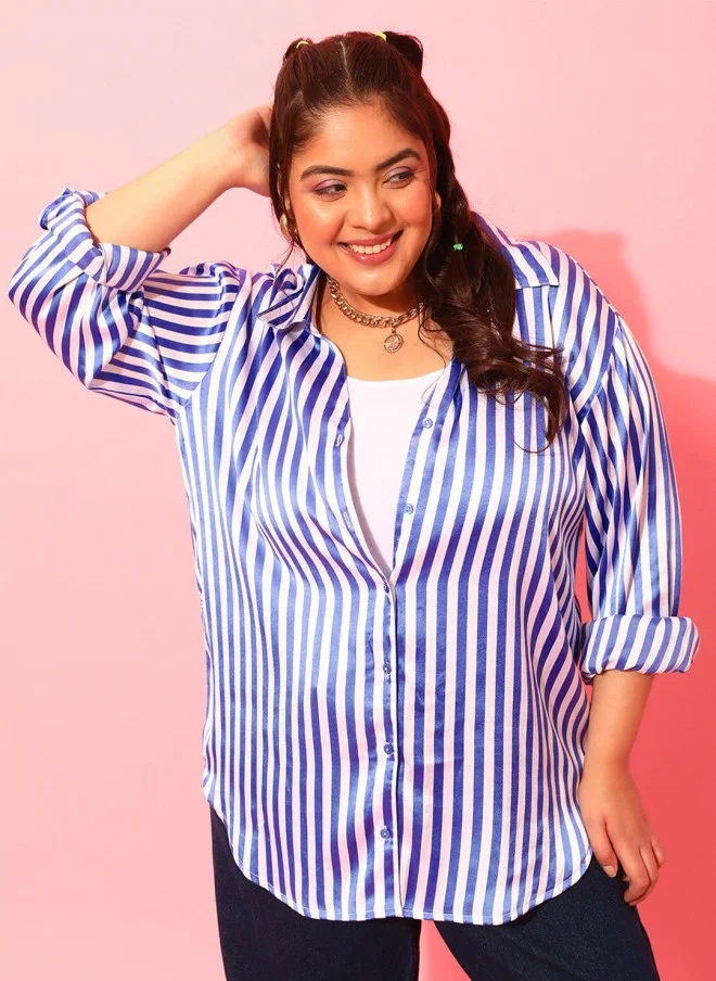 CURVY STREET قميص ساتان مخطط باللونين الأزرق والأبيض بمقاس كبير للنساء