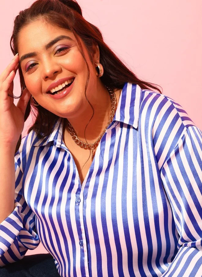 CURVY STREET قميص ساتان مخطط باللونين الأزرق والأبيض بمقاس كبير للنساء