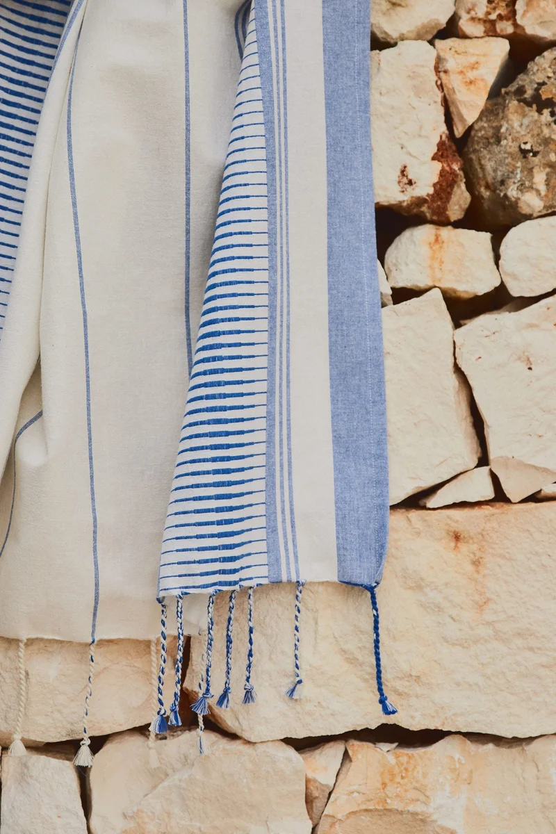 اتش اند ام منشفة شاطئ من قماش الجاكار