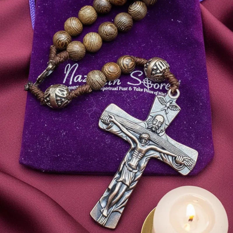 Nazareth Store مسبحة خشبية بلوط من متجر الناصرة مع ميدالية العذراء مريم وصليب يسوع الروح القدس، مصنوعة يدويًا - Image 5