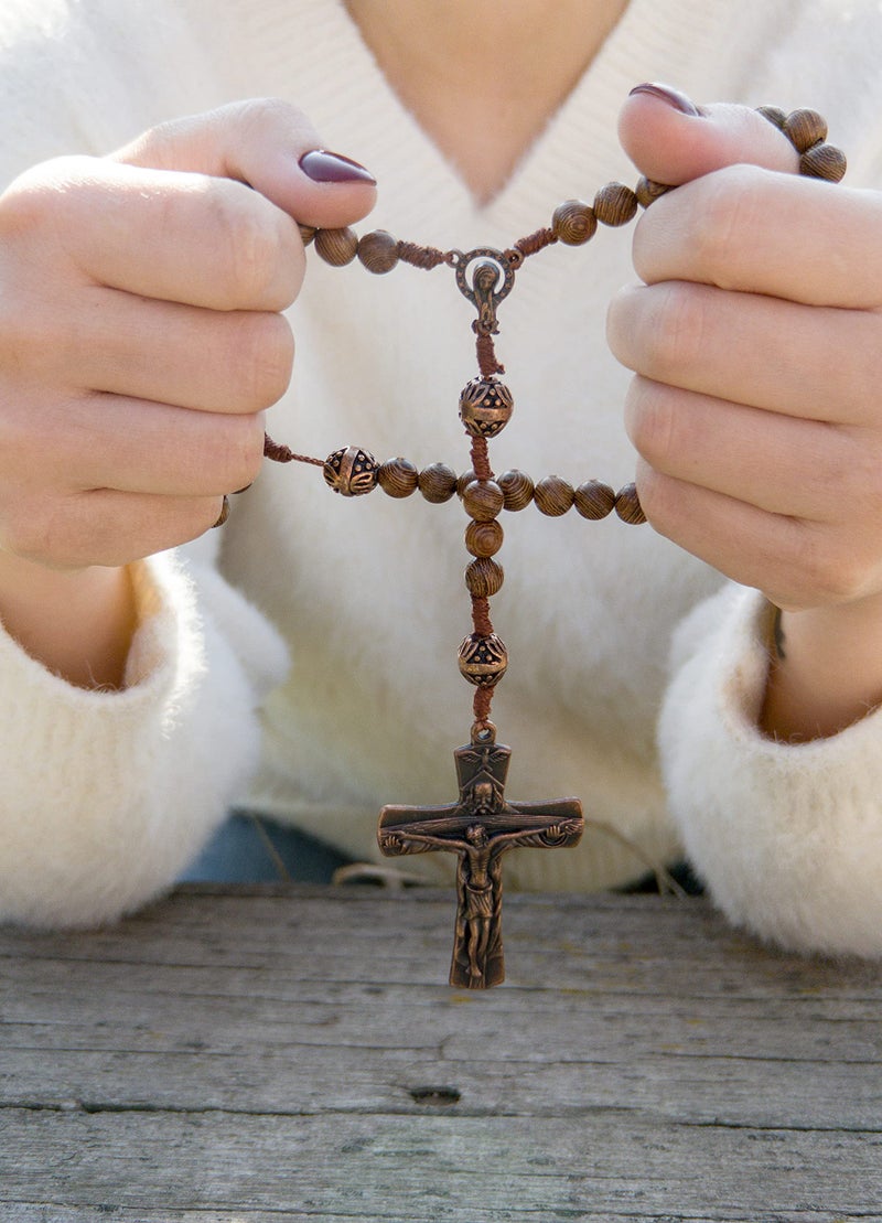 Nazareth Store مسبحة خشبية بلوط من متجر الناصرة مع ميدالية العذراء مريم وصليب يسوع الروح القدس، مصنوعة يدويًا - Image 2