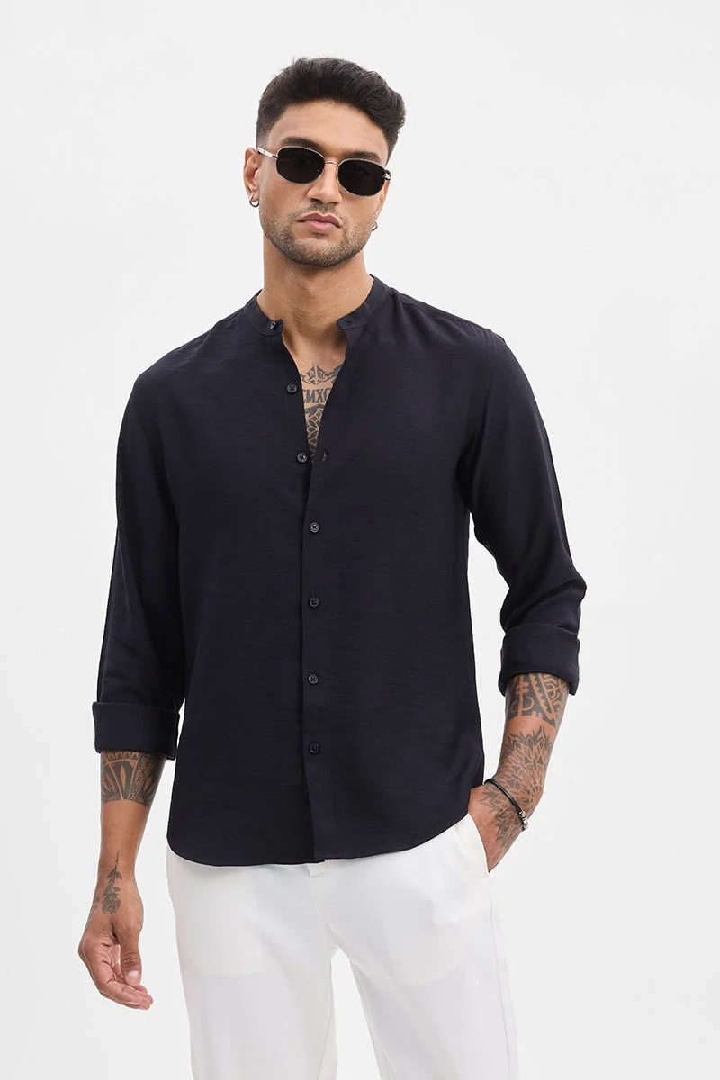 سنيتش قميص ماندرين أسود بقصة ضيقة