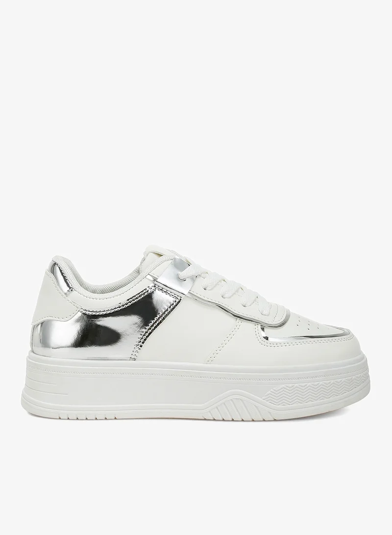 لندن راج حذاء رياضي بمنصة معدنية باللون الأبيض الفضي