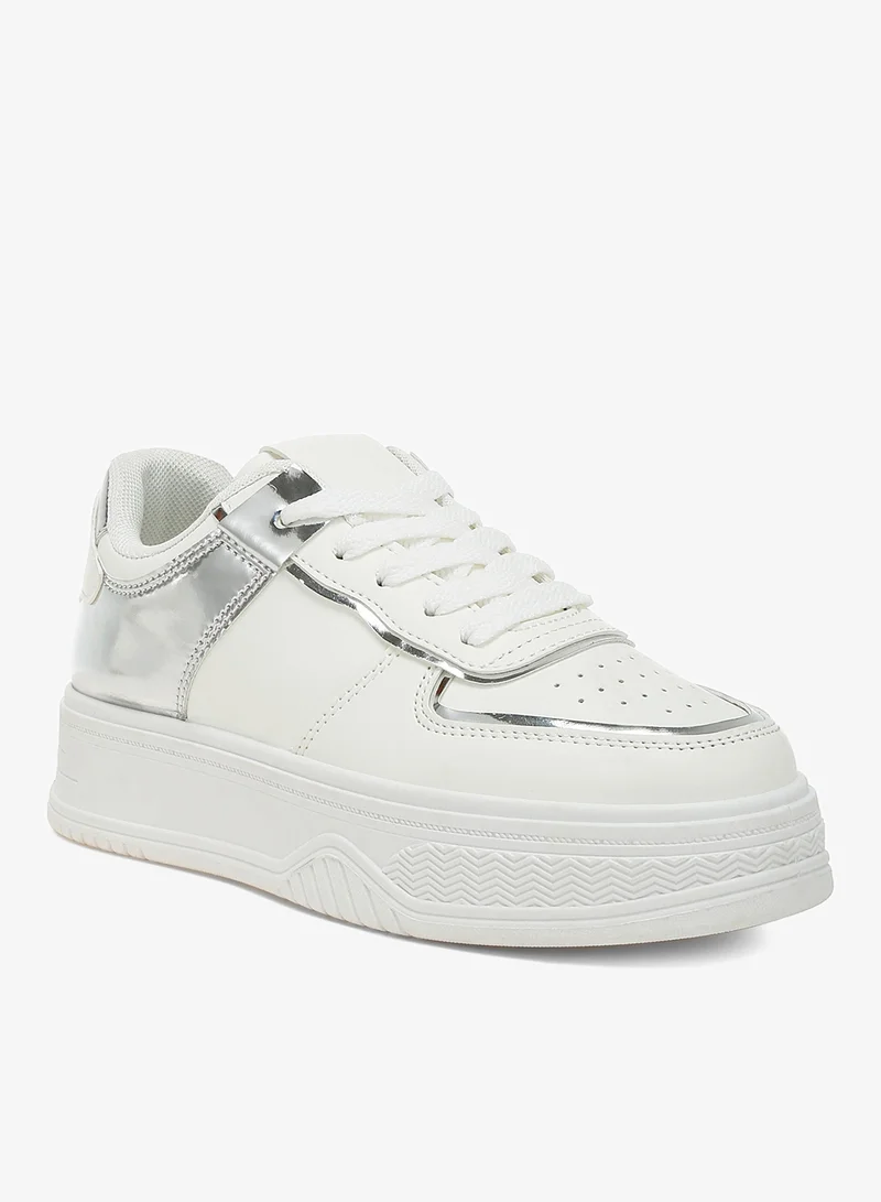 لندن راج حذاء رياضي بمنصة معدنية باللون الأبيض الفضي