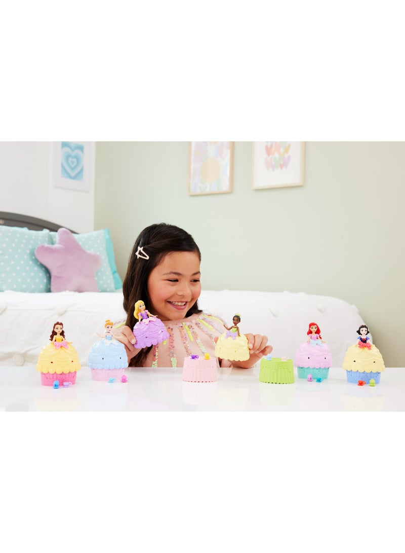 Disney Princess ألعاب الأميرة، دمية صغيرة كعكة مفاجأة مع 5 مفاجآت تشمل دمية و 2 ملحقات حفلة شاي، مستوحاة من الأفلام (الدمى قد تختلف) - Image 5