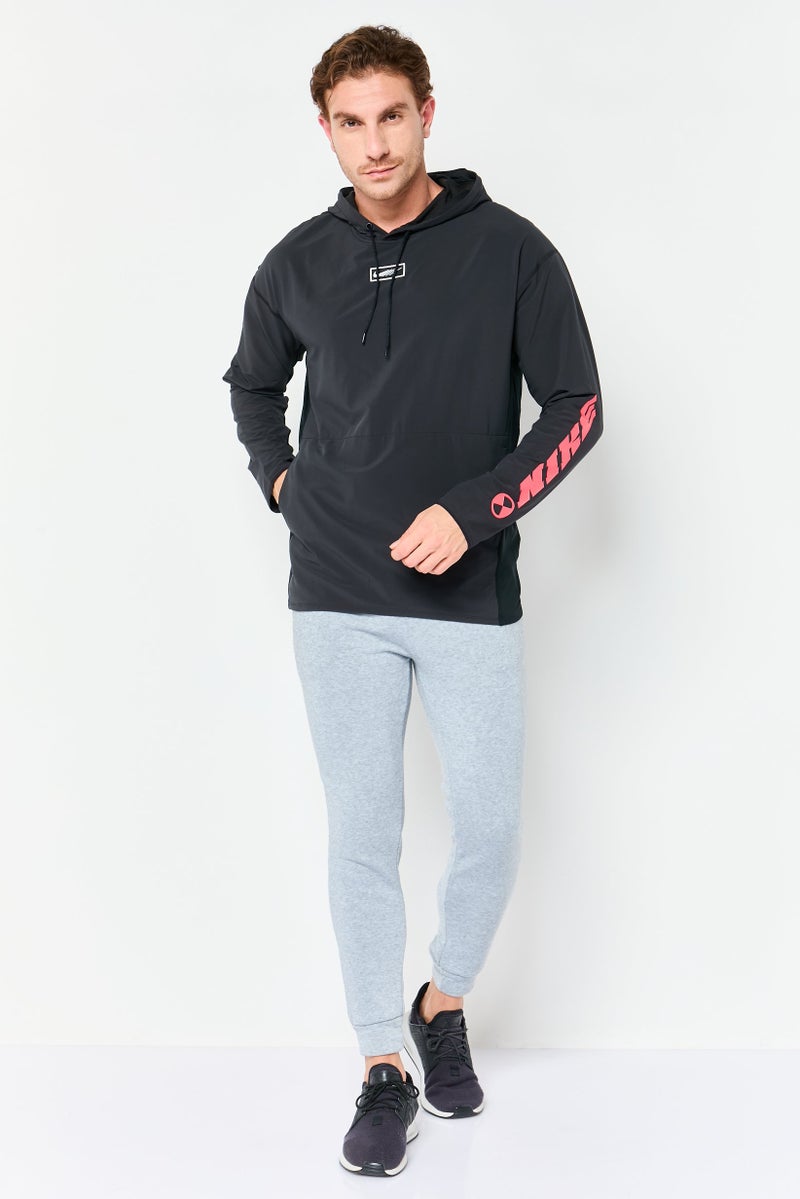 Nike هودي تدريب بأكمام طويلة للرجال بتصميم قياسي، أسود - Image 2