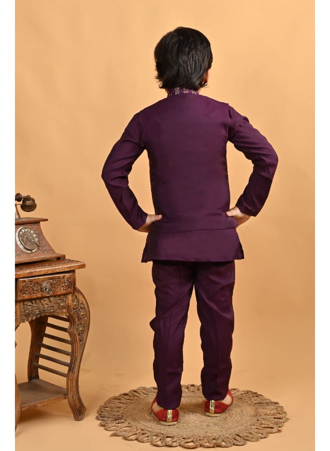 بي تي ديزايز طقم كورتا بيجاما قطن مطرز للأولاد باللون البنفسجي - Image 2