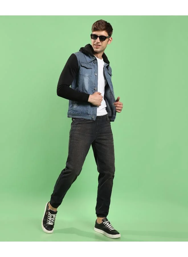 Campus Sutra Men's Blue & Black Light-Wash Denim Jacket With Sweatshirt Sleeve | سترة الدنيم | كم طويل | نمط كتلة اللون | كاجوال ويومي | الرقبة مقنعين