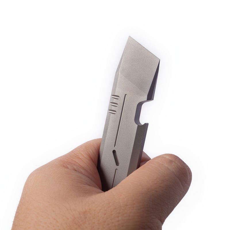 أداة CNC المصنوعة من التيتانيوم TC4: أداة نقب جيبية لأدوات EDC متعددة الاستخدامات، فتاحة زجاجات فضية قابلة للحمل للأنشطة الخارجية. - Image 1