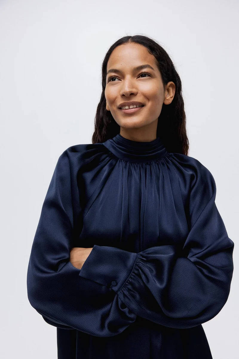 اتش اند ام فستان من الساتان بتفصيل على شكل وشاح