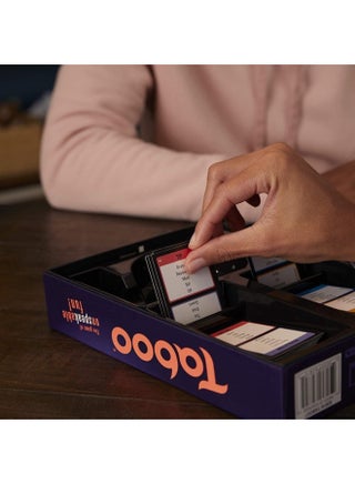 Hasbro Taboo Uncensored Jeu de société et de société pour adultes, jeux de fête avec amis à partir de 18 ans, questions et puzzles jusqu'à 10 joueurs