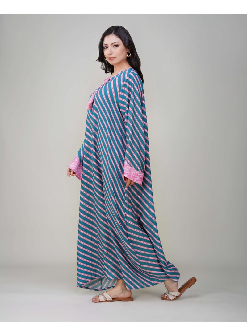 LINELLE جلابية لينيل للسيدات مطبوعة - فستان رايون بأكمام كاملة باللون الأزرق واللافندر مع تصميم خط مائل متباين - Image 3