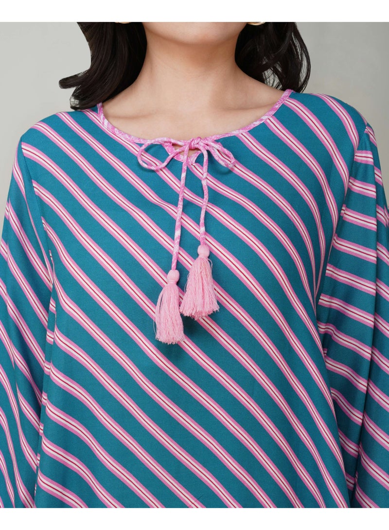 LINELLE جلابية لينيل للسيدات مطبوعة - فستان رايون بأكمام كاملة باللون الأزرق واللافندر مع تصميم خط مائل متباين - Image 5