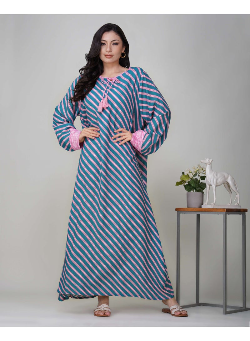 LINELLE جلابية لينيل للسيدات مطبوعة - فستان رايون بأكمام كاملة باللون الأزرق واللافندر مع تصميم خط مائل متباين - Image 1