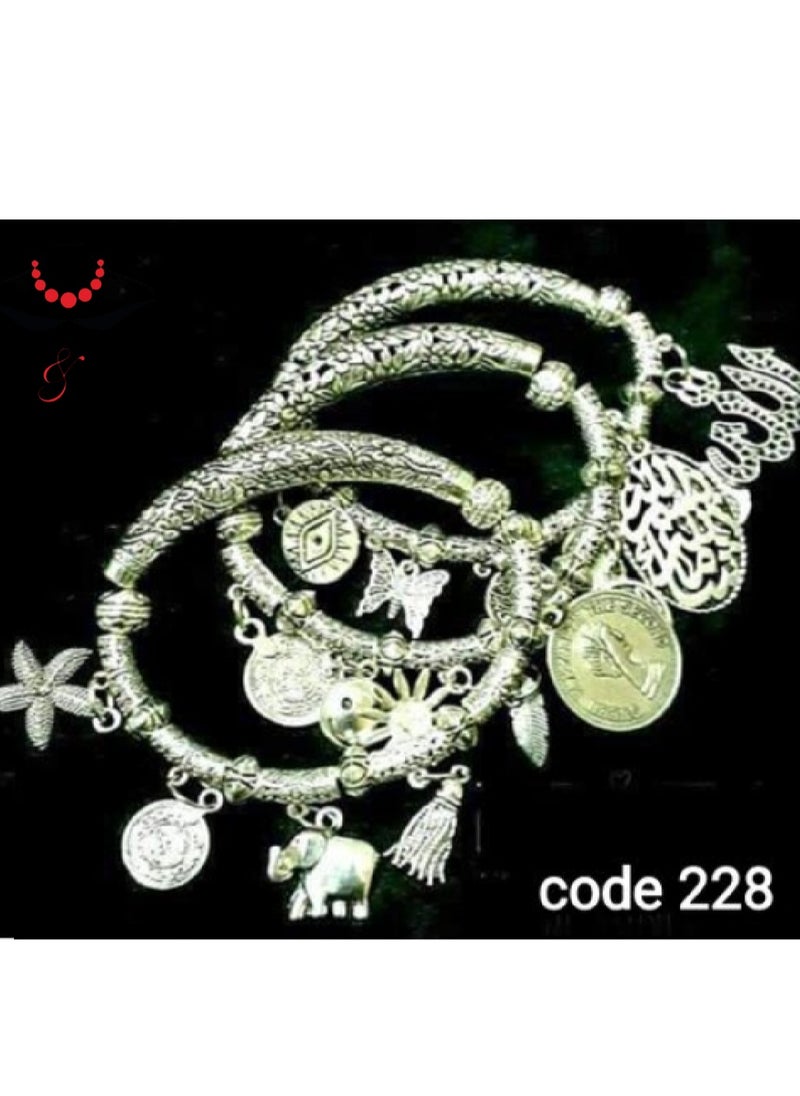 A set of women's and girls' bracelets of nickel silver with multiple pendants - pzsku/Z1F16E36B8EFC6316F900Z/45/_/1724734910/57e719bf-42ea-4ab4-a994-58ceb525a20d