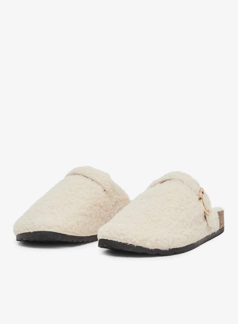 ستايلي شباشب ستايلي فرو ناعم بتفاصيل حزام