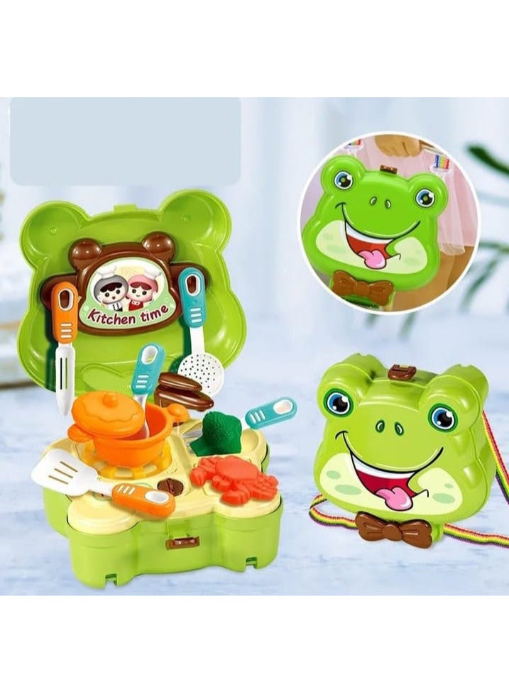 شنطة مطبخ للأطفال 2×1 — تصميم ضفدع لطيف يجمع بين المتعة والتعلم!   تحتوي على أدوات طبخ صغيرة مثل أواني، ملاعق، شوك، وخضروات، لتشجيع الأطفال على اللعب التخيلي وتنمية مهاراتهم الحركية.   خفيفة وسهلة الحمل كشنطة ظهر، مثالية للأطفال من عمر 18 شهرًا وأكثر.