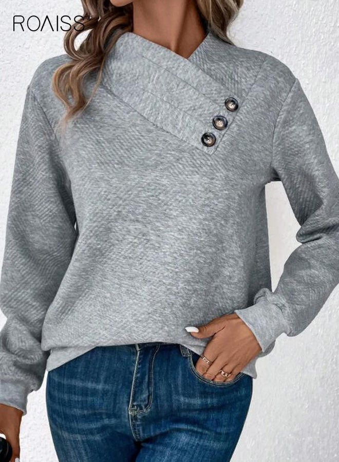 رويس بلوفر نسائي جديد لموسم جديد بمقاسات كبيرة ومحكم النقش يتميز بتفاصيل أزرار مزخرفة، وقماش ناعم بلون موحد، وملاءمة مريحة وأكمام طويلة لراحة الخريف والشتاء - Image 2