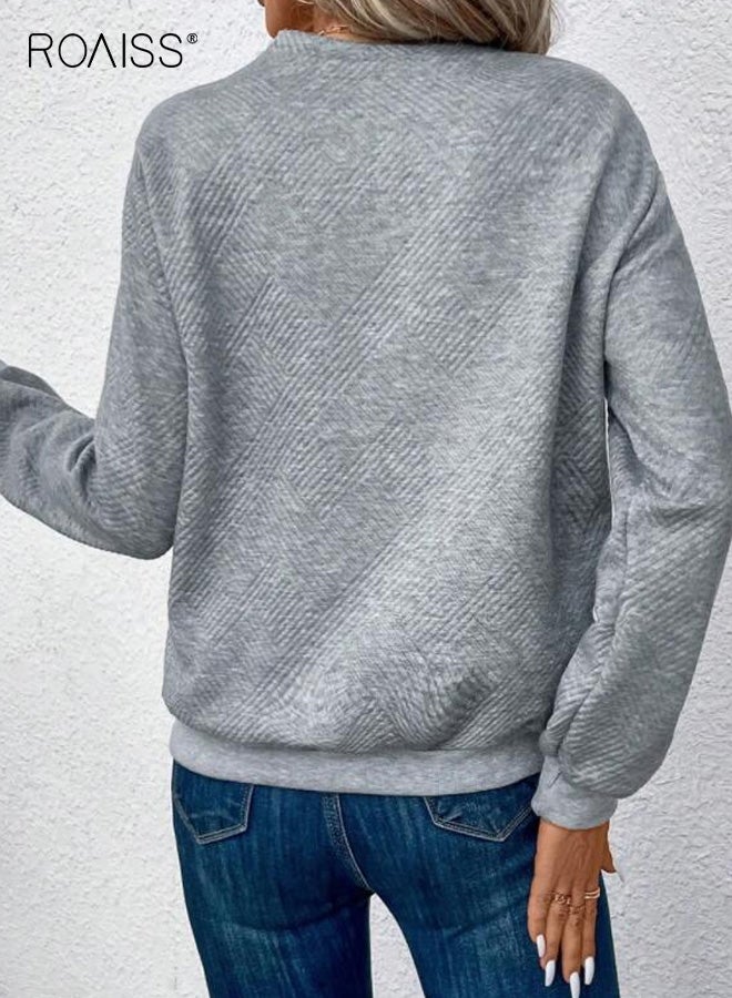 رويس بلوفر نسائي جديد لموسم جديد بمقاسات كبيرة ومحكم النقش يتميز بتفاصيل أزرار مزخرفة، وقماش ناعم بلون موحد، وملاءمة مريحة وأكمام طويلة لراحة الخريف والشتاء - Image 3