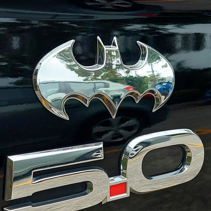 Fan Emblems شعار سيارة باتمان من فان إمبلمز - شعار باتوينغ باتارانغ ثلاثي الأبعاد من عام 1989 - اللون: كروم - المقاس: 3.8 × 1.8 × 0.2 بوصة - إكسسوارات سيارات مرخصة رسميًا من دي سي - Image 2