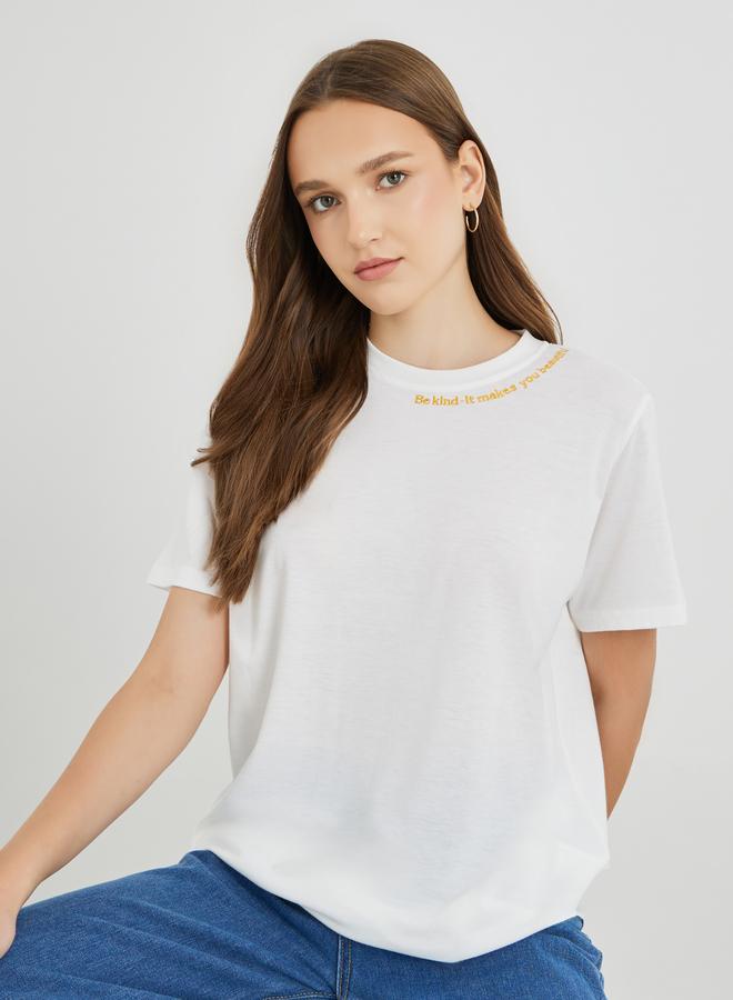 تايك تو تيشيرت دائري بياقة مطرز بشعار خذ اثنين - Image 1