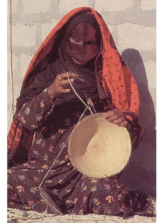 ساسب لوحة من SASB SHOP مطبوعة بتصميم لأمرأة تقوم بعمل من التراث - Image 1