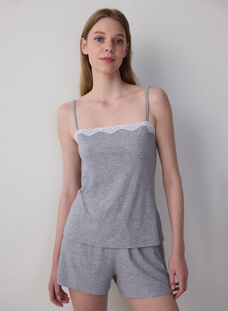 بنتي طقم بيجامة شورت رمادي مزخرف بالدانتيل ليلاه بحمالات قابلة للتعديل - Image 1