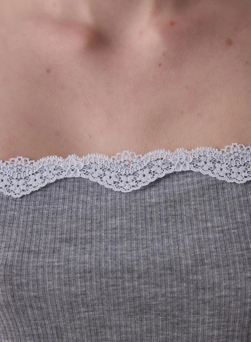 بنتي طقم بيجامة شورت رمادي مزخرف بالدانتيل ليلاه بحمالات قابلة للتعديل