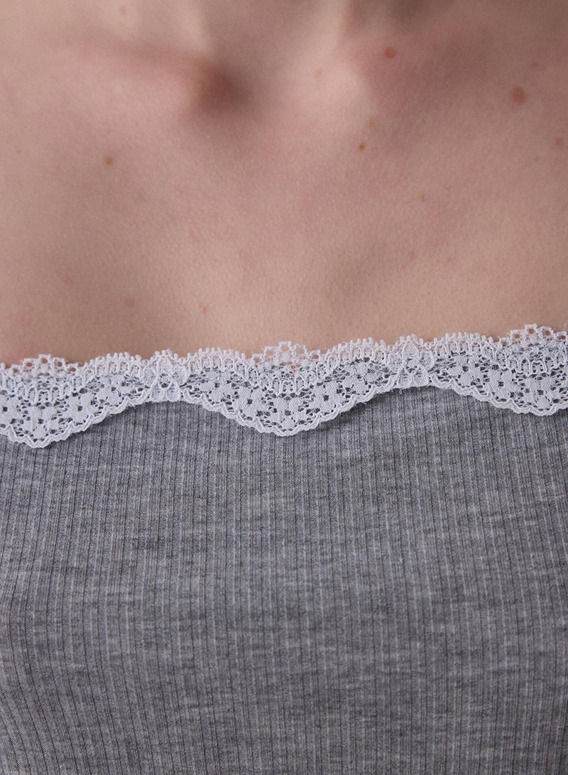 بنتي طقم بيجامة شورت رمادي مزخرف بالدانتيل ليلاه بحمالات قابلة للتعديل - Image 2