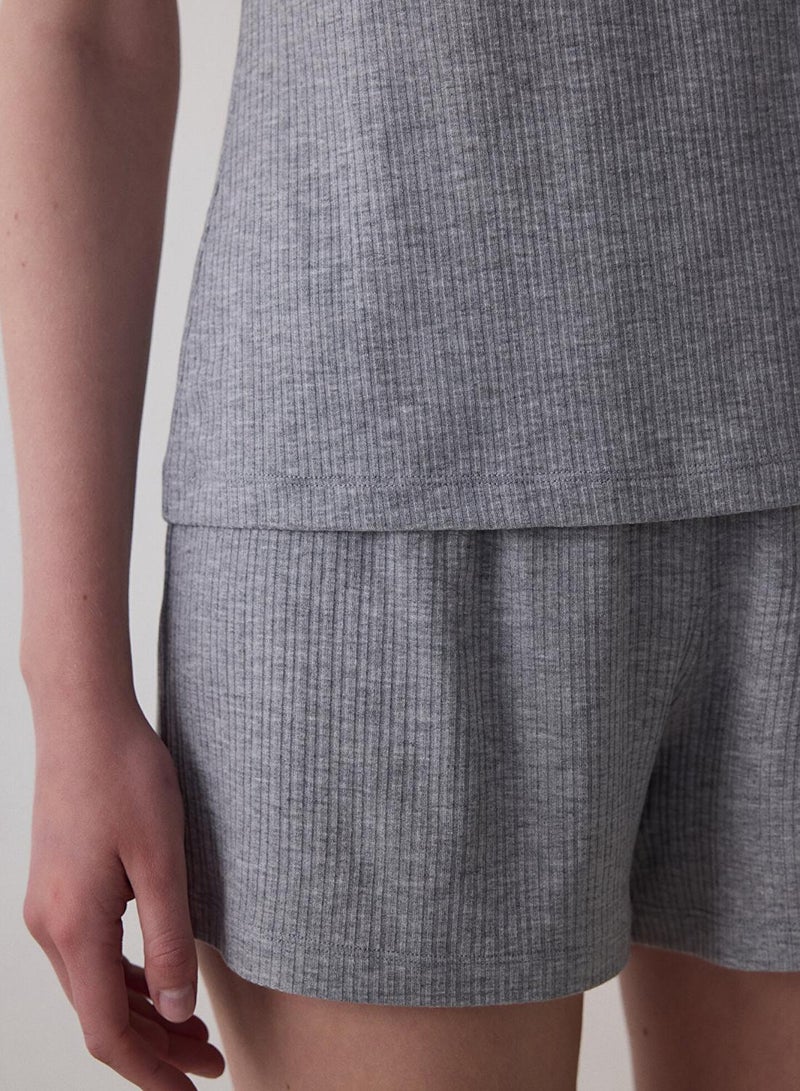 بنتي طقم بيجامة شورت رمادي مزخرف بالدانتيل ليلاه بحمالات قابلة للتعديل - Image 3