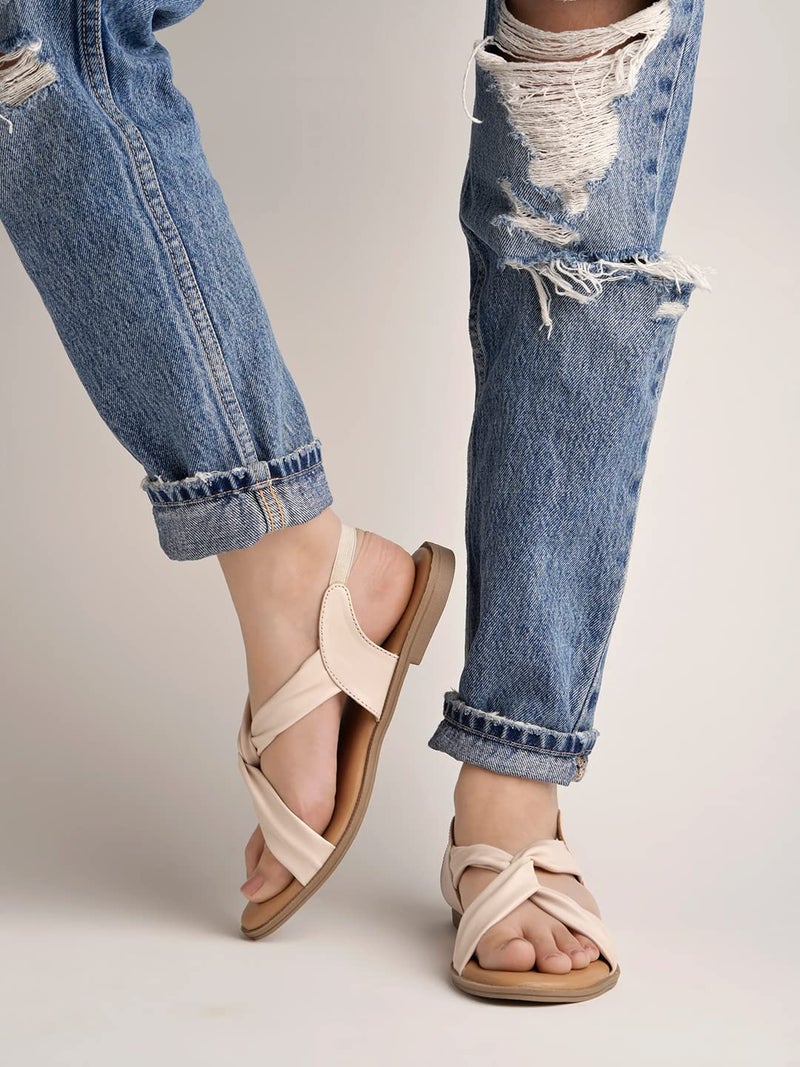 Shoetopia صنادل شوتوبيا المسطحة ذات الحزام المتقاطع للنساء والفتيات - Image 2