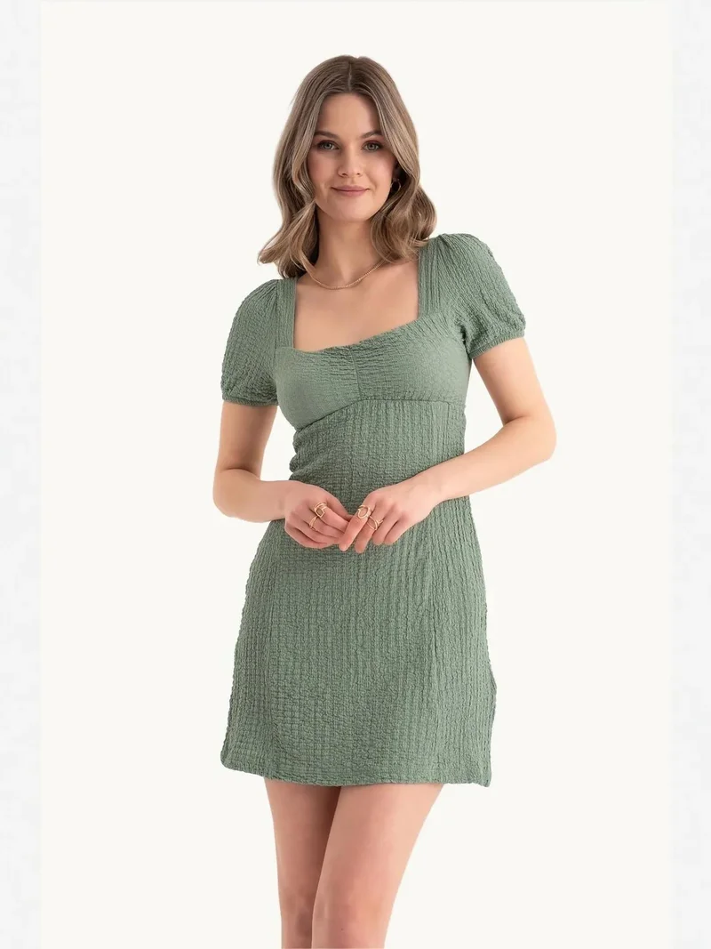 زوبعة فستان قصير بياقة مربعة وفتحة خلفية