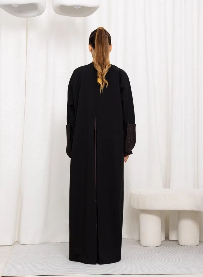 نيكياس قماش نيكاس فوها مع لوحة جاكار جميلة في الخلف وطيات على الأكمام