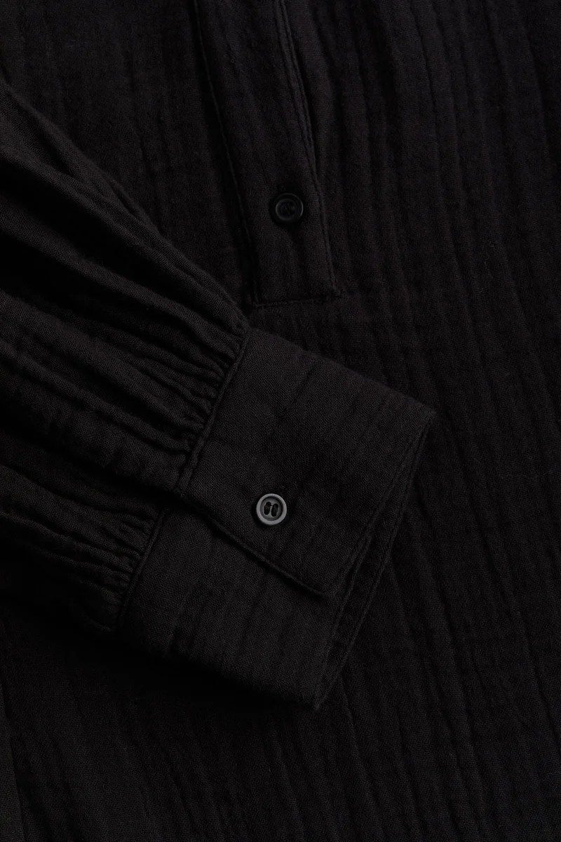 اتش اند ام بلوزة من الموسلين بأكمام واسعة الحواف