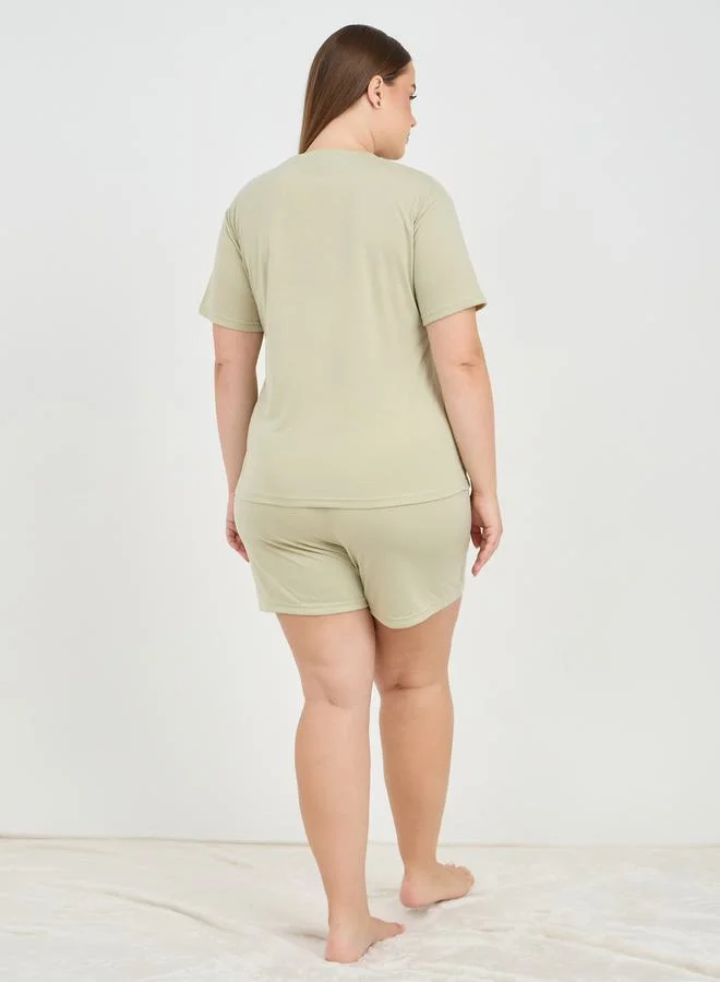 ستايلي Script Slogan Drop Shoulder T-Shirt & Placket Shorts Set