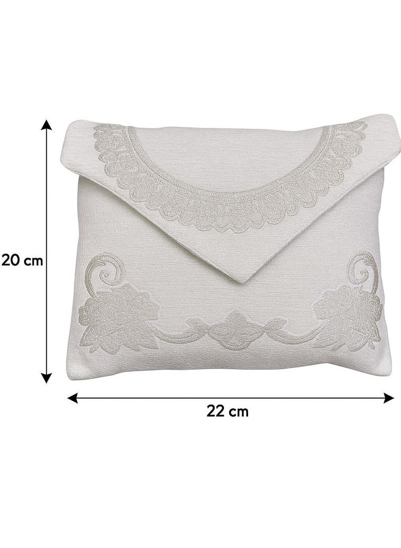 Set of 2 Prayer Mats with Matching Bags – Made of premium chenille fabric, each mat (110×73 cm) comes in a stylish shoulder bag of the same color. A practical and elegant gift for Hajj, Umrah, Ramadan, or any special occasion. - Image 4