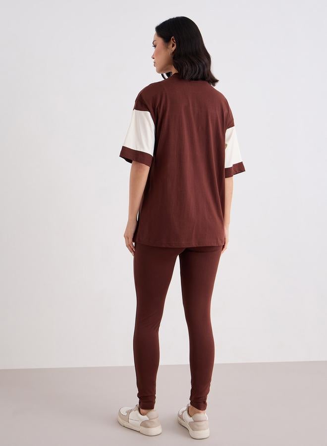 ستايلي مجموعة من ليقنز مع تيشيرت فضفاض بنمط كتل الالوان - Image 4