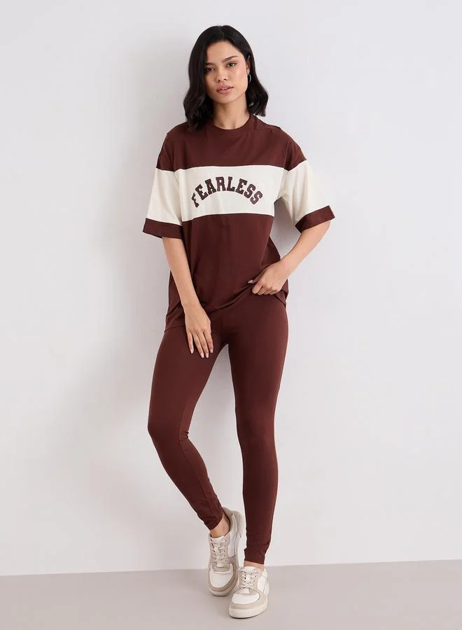 ستايلي مجموعة من ليقنز مع تيشيرت فضفاض بنمط كتل الالوان