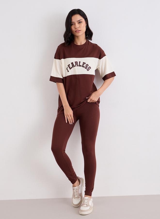 ستايلي مجموعة من ليقنز مع تيشيرت فضفاض بنمط كتل الالوان - Image 2