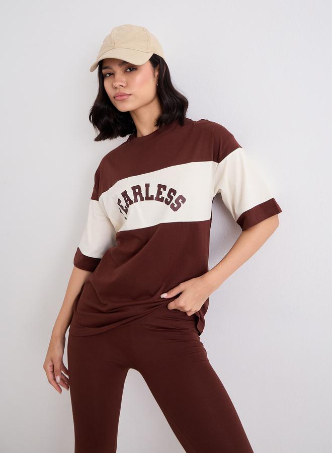 ستايلي مجموعة من ليقنز مع تيشيرت فضفاض بنمط كتل الالوان - Image 5