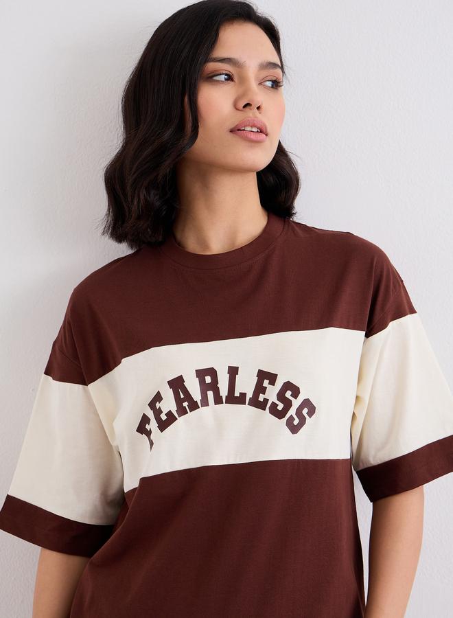 ستايلي مجموعة من ليقنز مع تيشيرت فضفاض بنمط كتل الالوان - Image 3