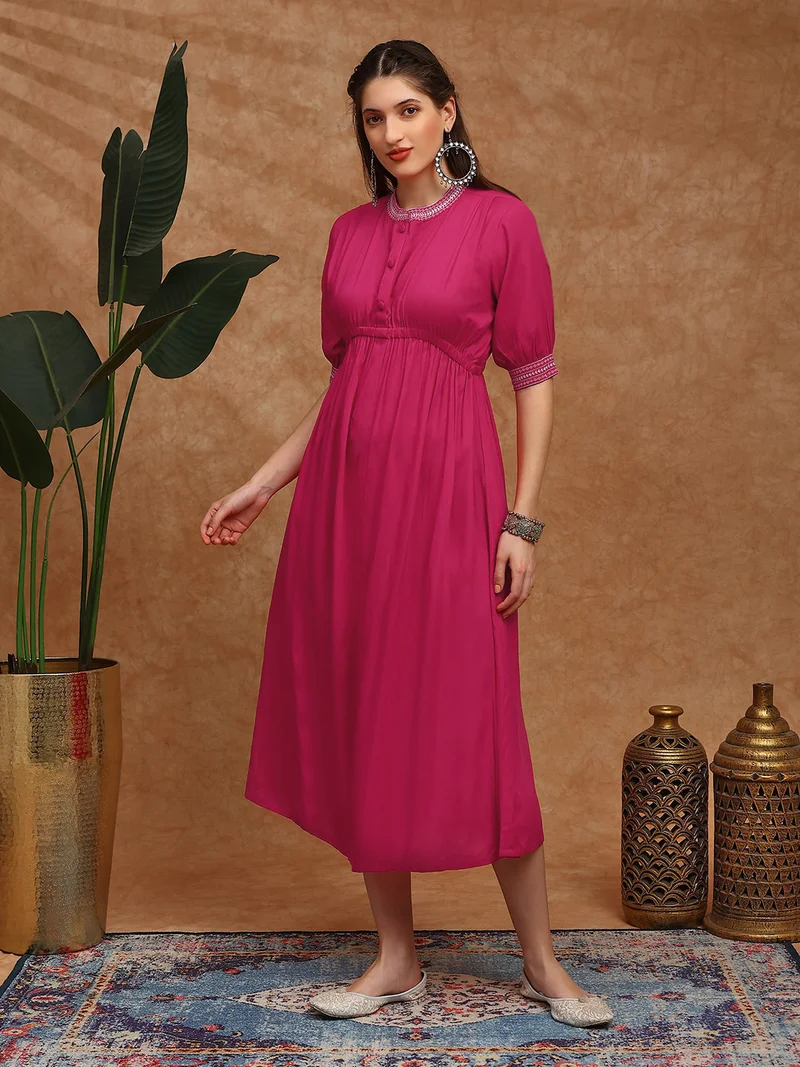 جلو باص فستان ميدي نسائي وردي مطرز بياقة ماندرين وأكمام منتفخة وتفاصيل مجمعة