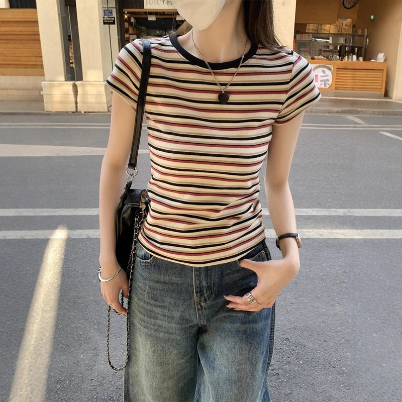تيشيرت نسائي مخطط أزرق بقصة ضيقة - Image 1
